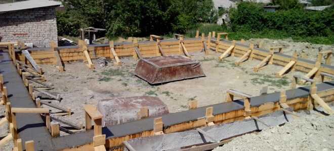 Какой фундамент лучше монолитная плита или ленточный