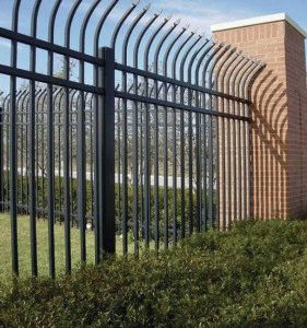 Забор на металлических столбах