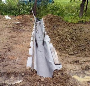 Геотекстиль уложен в траншее