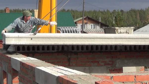 Укладка плит перекрытия на фундамент