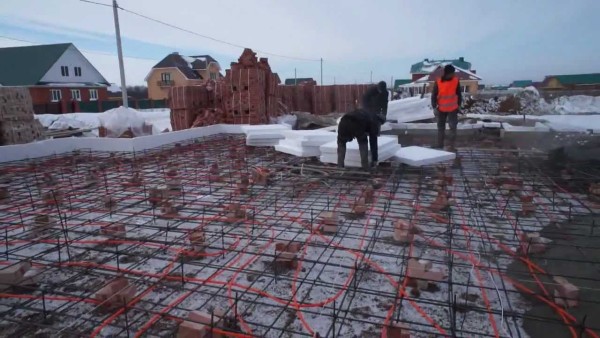 Греющий кабель укладывается в толщу бетона и остается там навсегда.